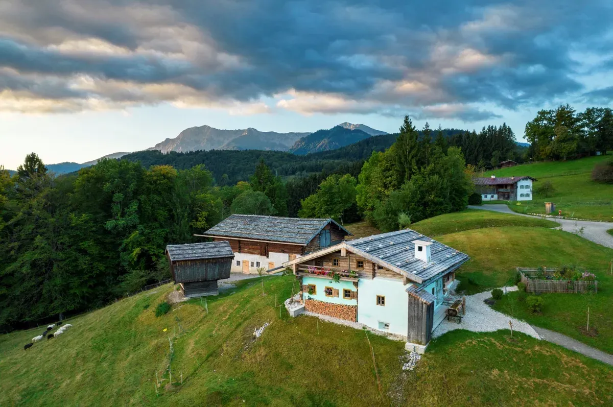 Das Freilichtmuseum liegt auf etwa 750 m Meereshöhe auf der Grenze der Landkreise Bad Tölz-Wolfratshausen und Garmisch-Partenkirchen.