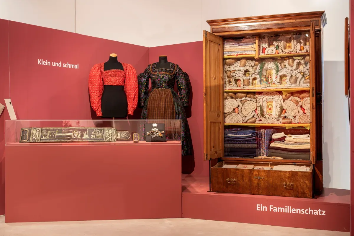 Aussteuer-Schrank in der Sonderausstellung „Alltagsschätze“ in 2026
