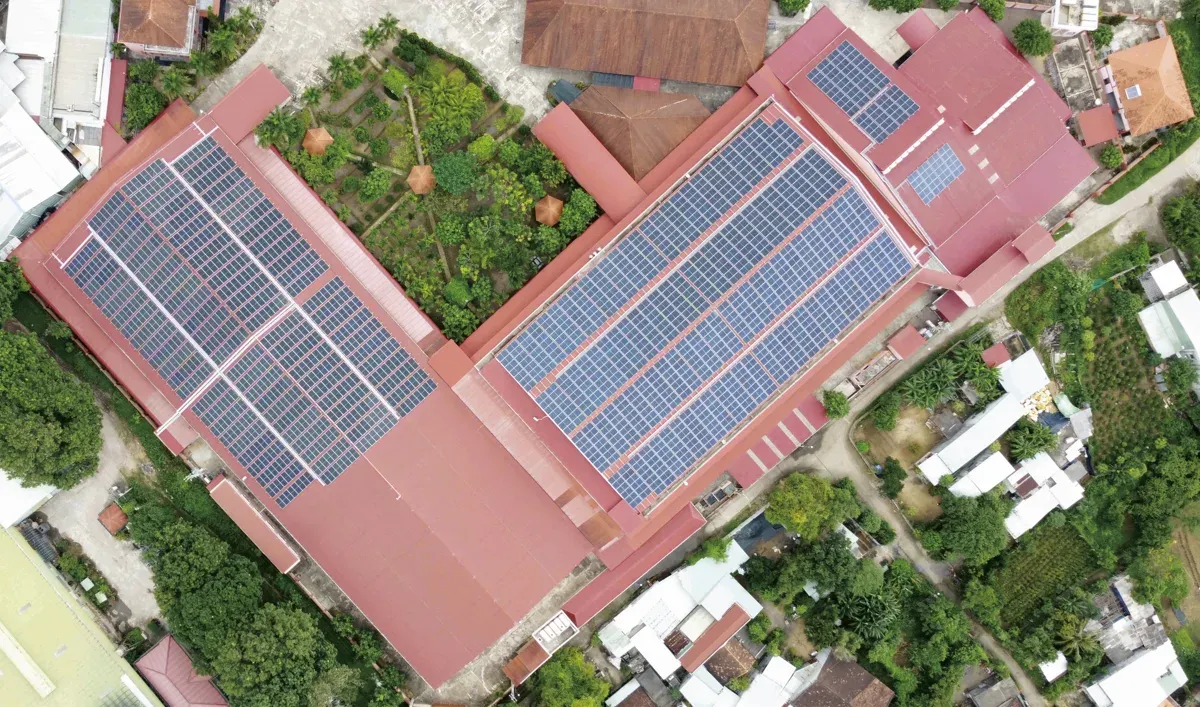 Beide Dachflächen sind seit Dezember 2024 mit Solarpanelen ausgestattet